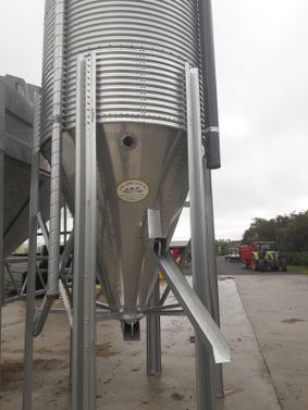  OUR SILO’S ARE CUSTOMIZED TO SUIT ANY FARM , THIS SILO HAS BEEN TAIOLERED WITH A SHOOT EXTENSION FOR THESE PARTICULIAR FARM NEEDS 