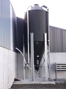 A TAMS GRANT APPROVED 8 TONNE PAINTED GALVANIZED SILO 